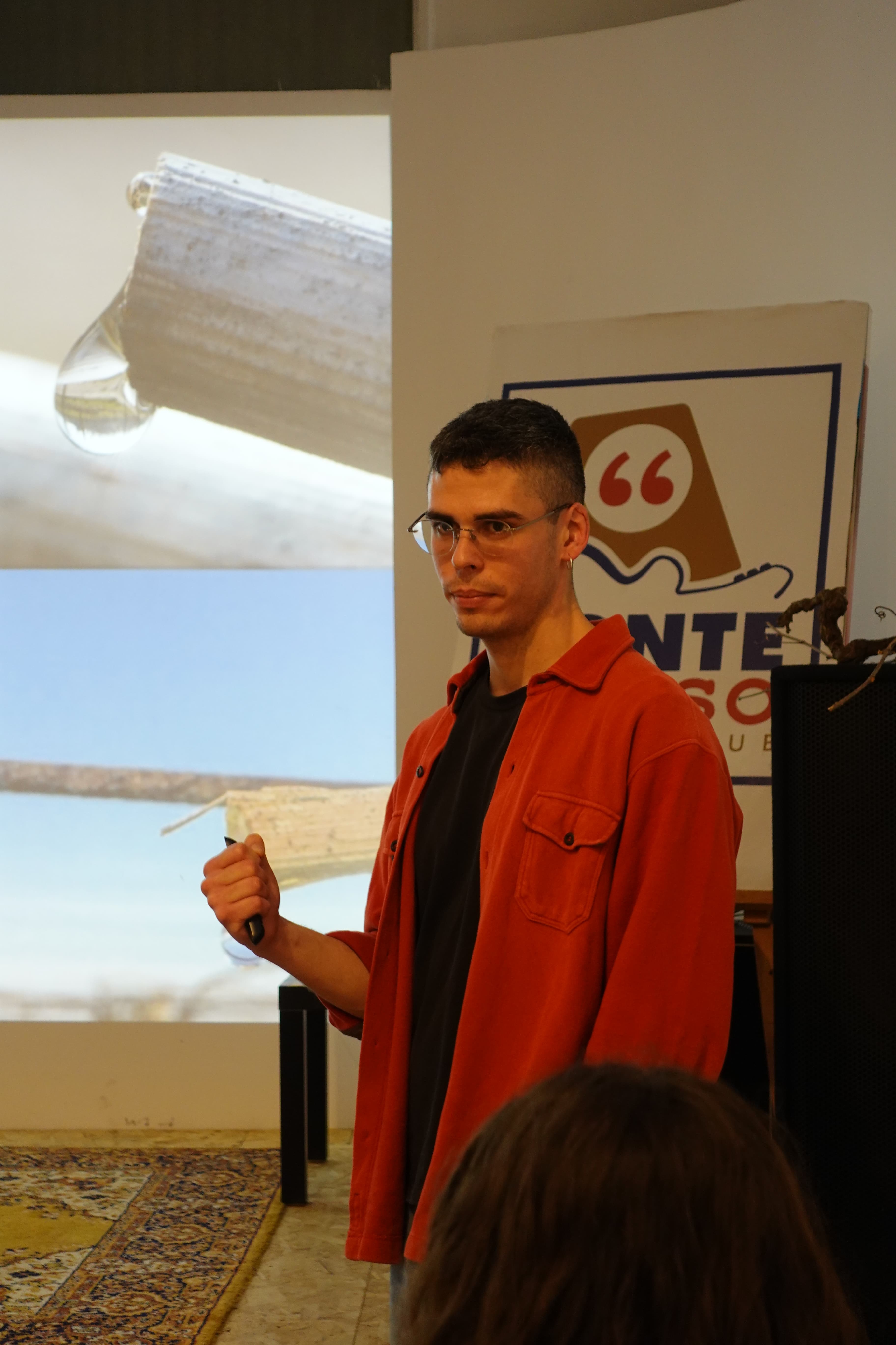 Matteo Spadavecchia durante una degustazione tecnica di vino